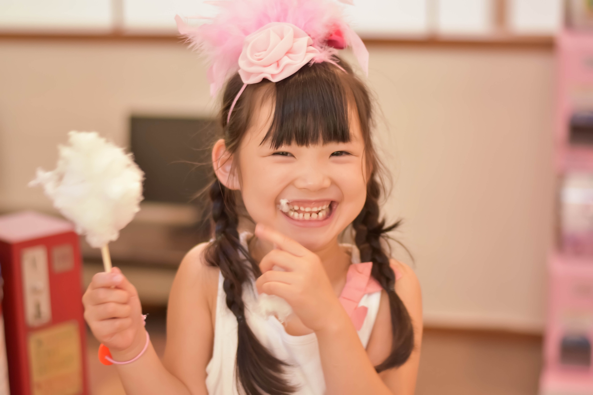 わたあめを持つ子ども